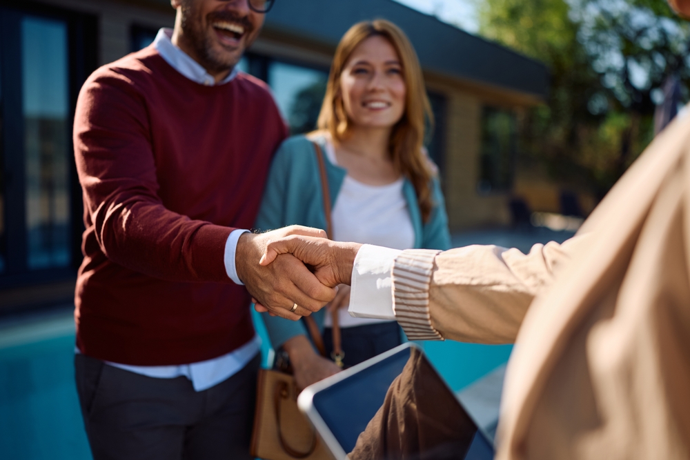 do buyers and sellers meet at closing- Baton